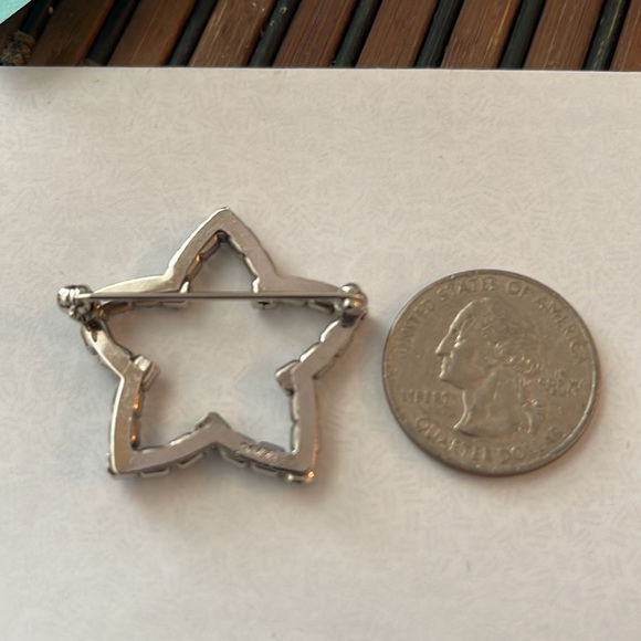 Avon vintage star pin in excellent used condition faux diamonds and silver tone - Picture 2 of 3